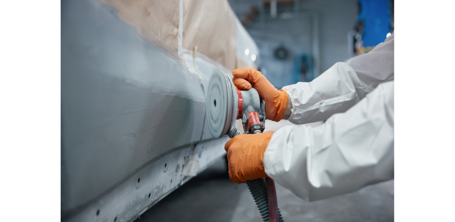 車のボディのキズ部分を研磨して修理している作業の様子