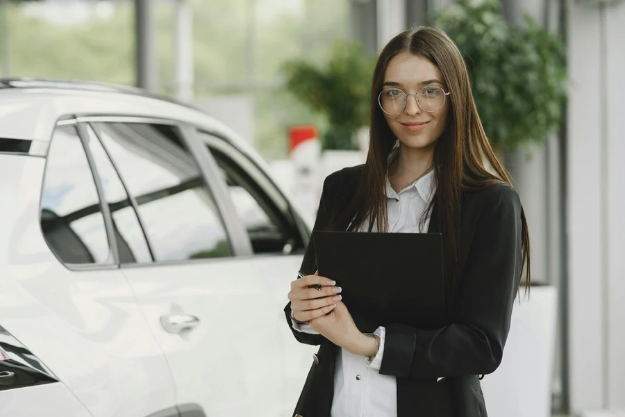 車の査定時に修復歴の影響を確認している様子