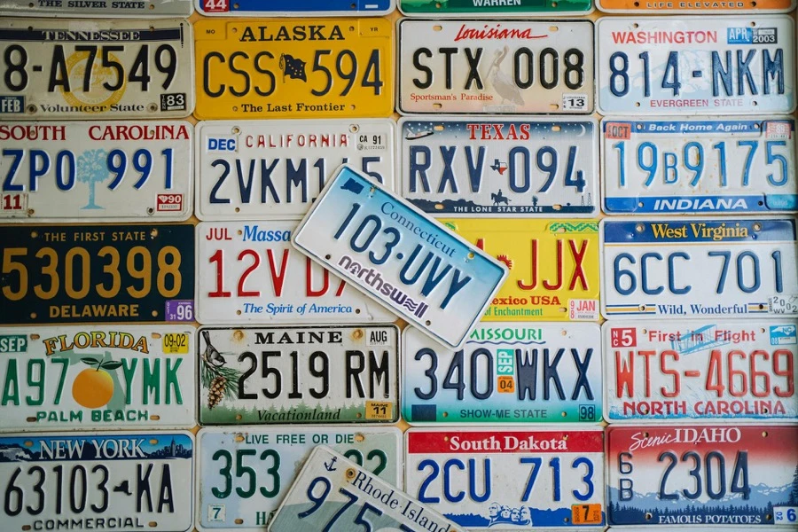 車検証と書類を確認しているドライバーの手元