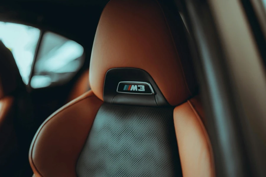 車内のシートに鼻を近づけて匂いを確認している様子