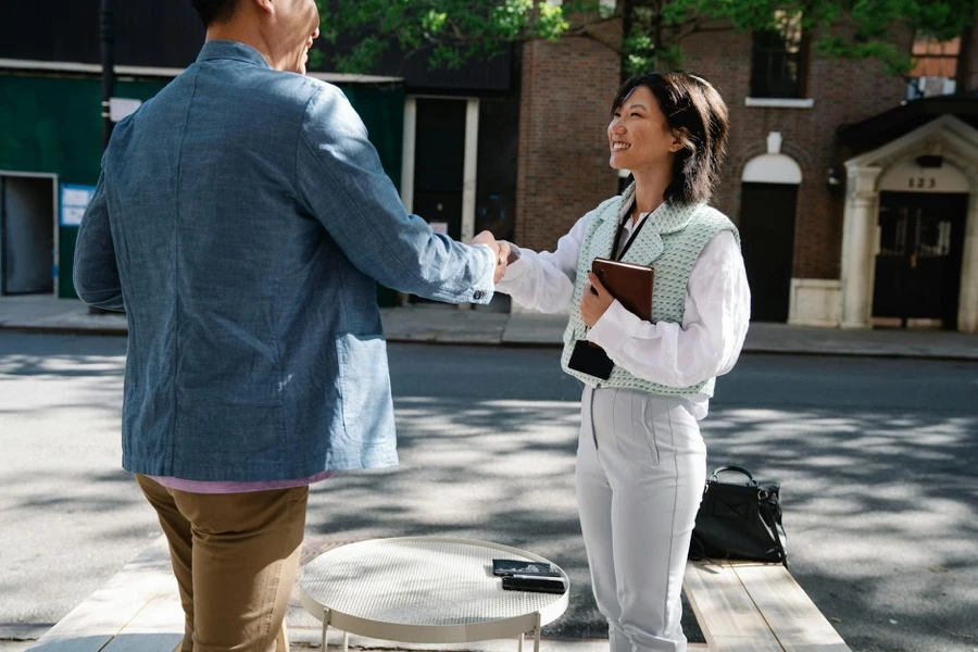 車検証や書類が車のダッシュボードに置かれている様子