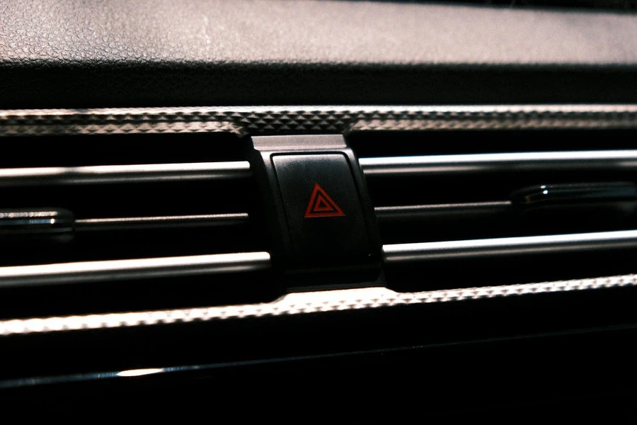 エンジン警告灯が点灯した車のダッシュボードを確認する様子