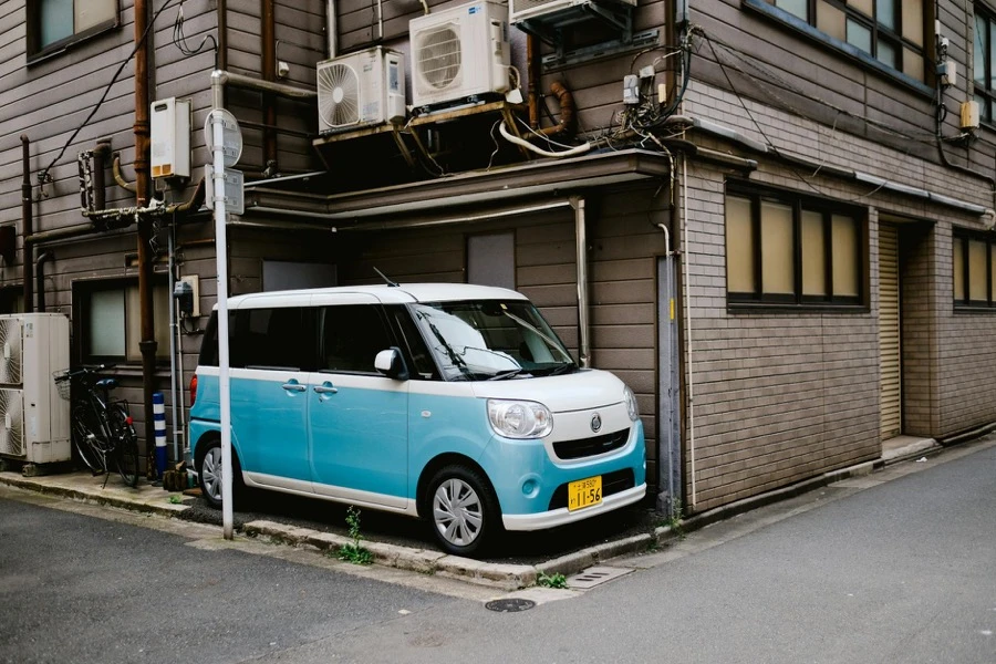 出張査定で車を確認している作業風景