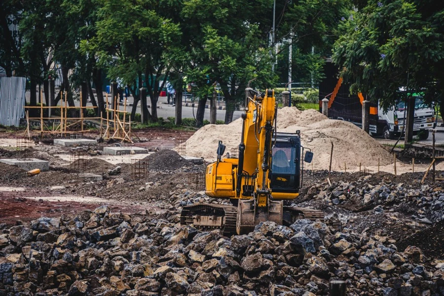 ユンボが建設現場で稼働している様子を撮影した風景