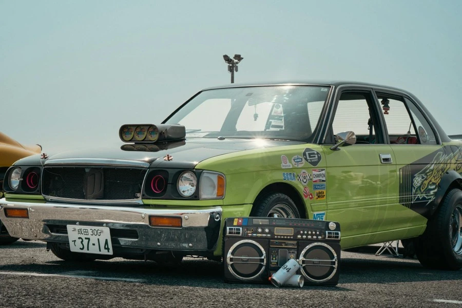 車検証の所有者欄を指さして確認している手元の写真