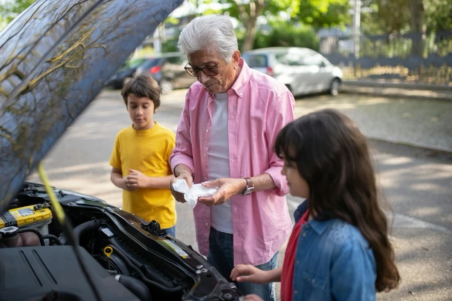 査定スタッフが車の外装を確認している様子