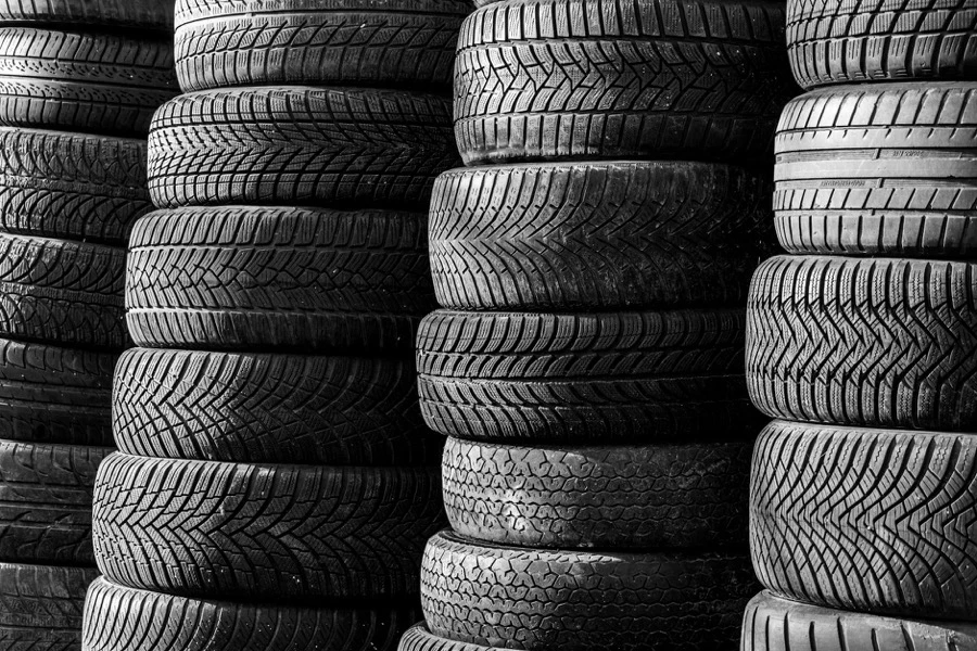 タイヤの溝を確認している車の足回りの様子