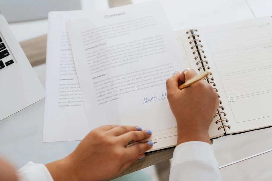 契約書を確認しながら慎重に検討している人の手元