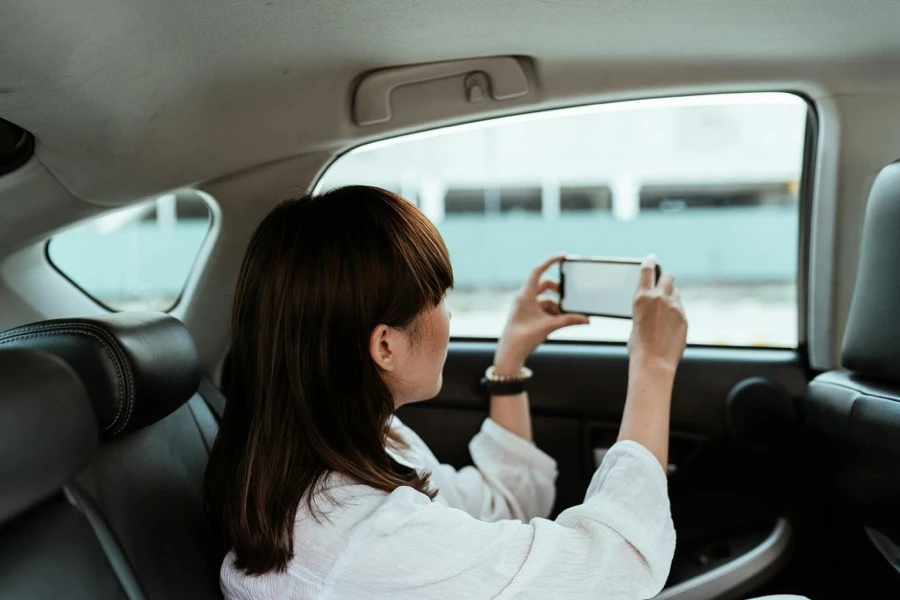車検証を手に電話で査定予約をしている様子