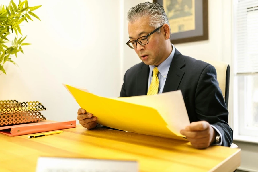 車検証と見積書を見比べながら査定額を確認している場面