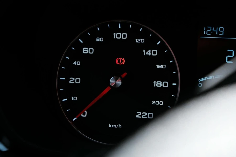 整備工場でハイブリッド車の駆動用バッテリーを点検している様子