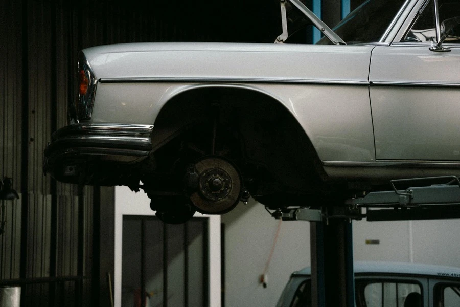 車の下回りを点検して保安基準への適合を確認している場面