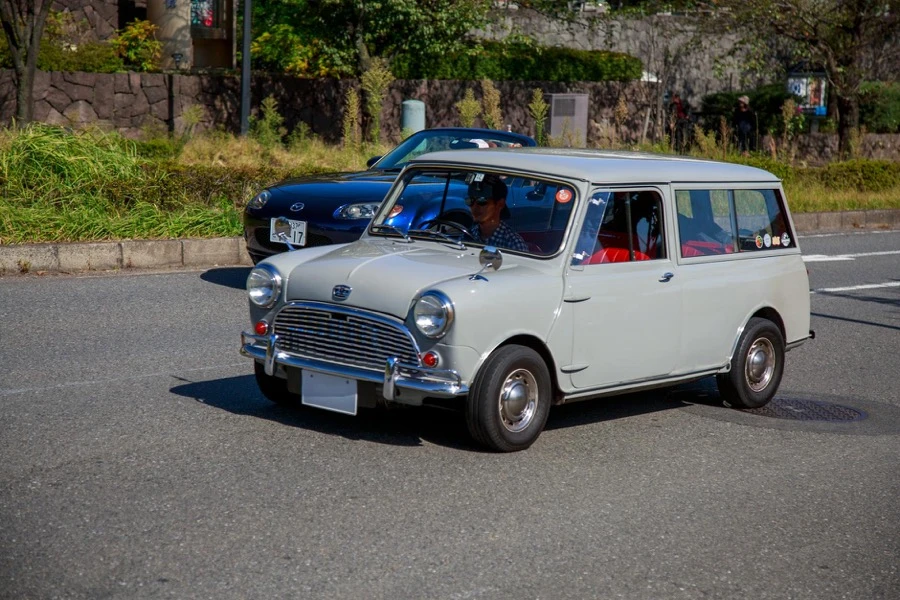 家族が車の前で相談している様子