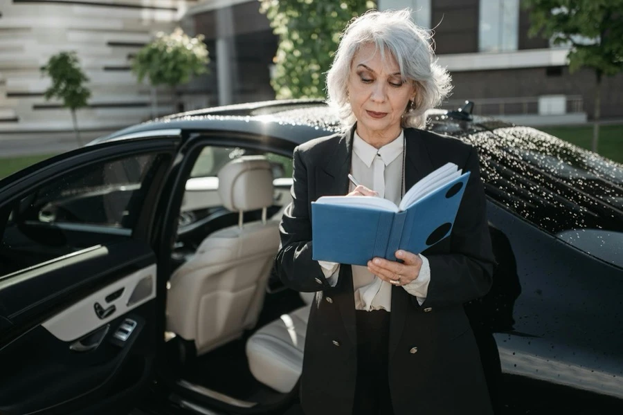 車検証を確認しながらメモを取っている様子