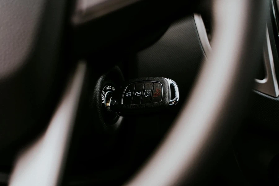 車のスマートキーを手に持っている様子