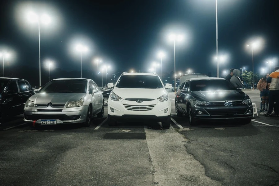 白いSUVが駐車場に停まっている風景