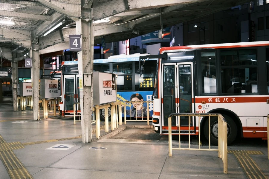 福岡市内のバス停で路線図を確認する人の様子