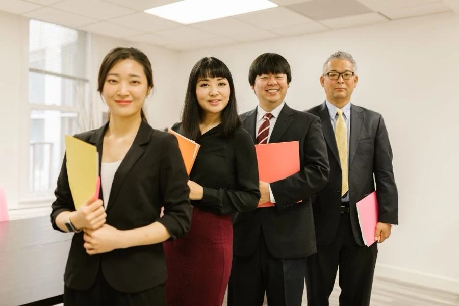 法人車両の売却書類を確認する日本人の社内担当者