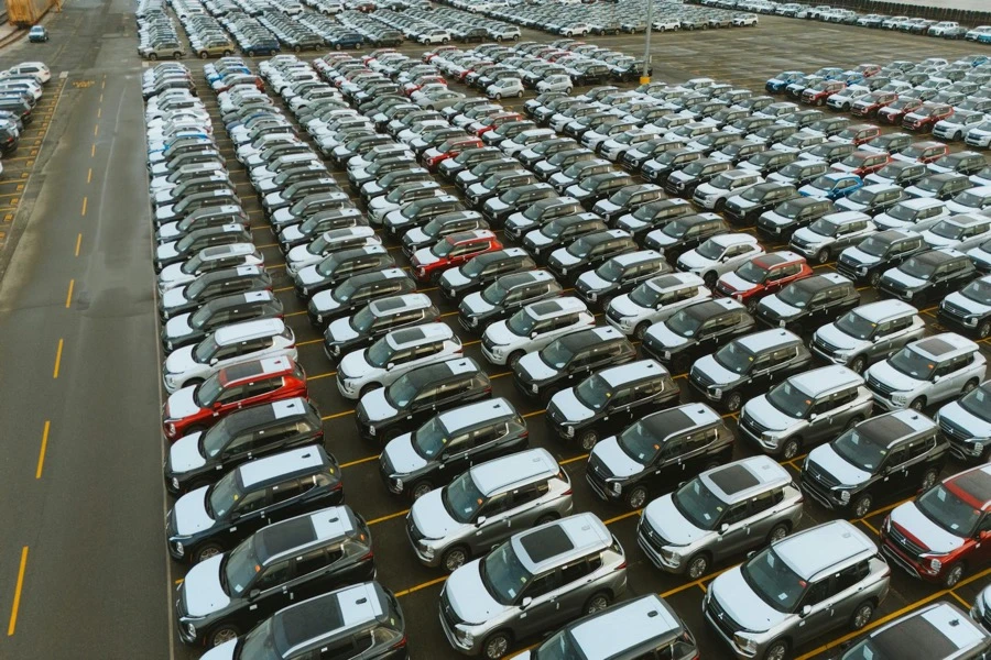 10年落ちのコンパクトカーが中古車市場に並んでいる場面