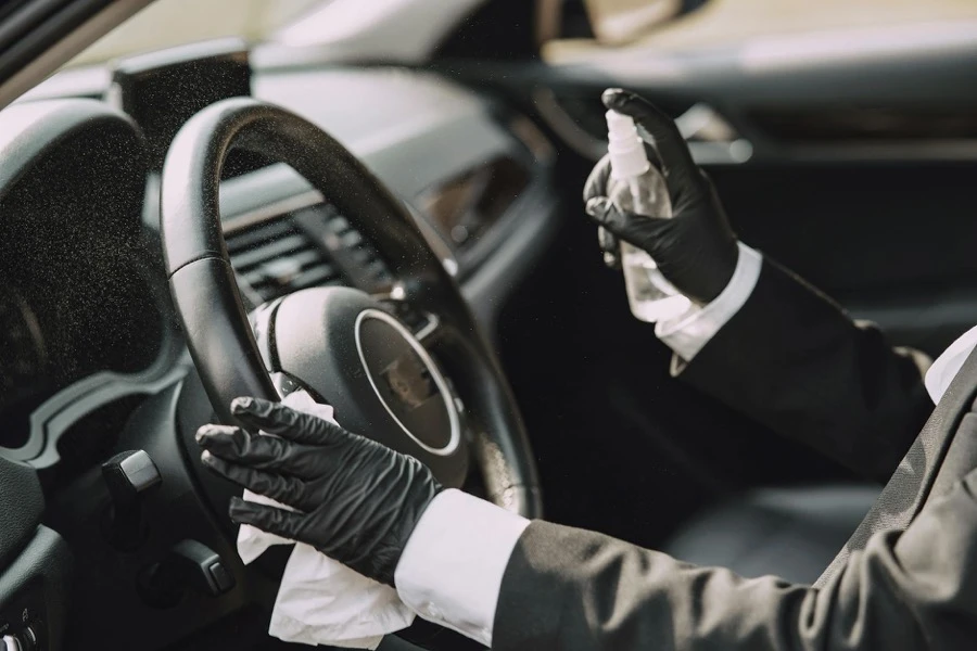 車内のシートをクロスで丁寧に拭き取って清掃している様子