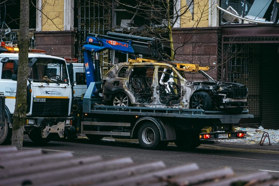 車検切れの車を積載車に載せて運搬している様子