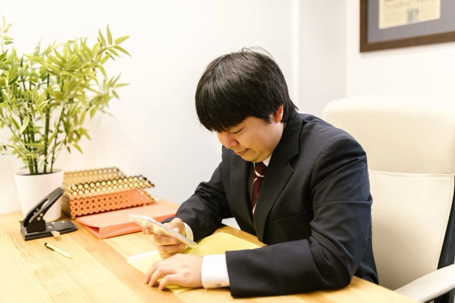 車の下取りと買取を比較するために見積書を確認している様子