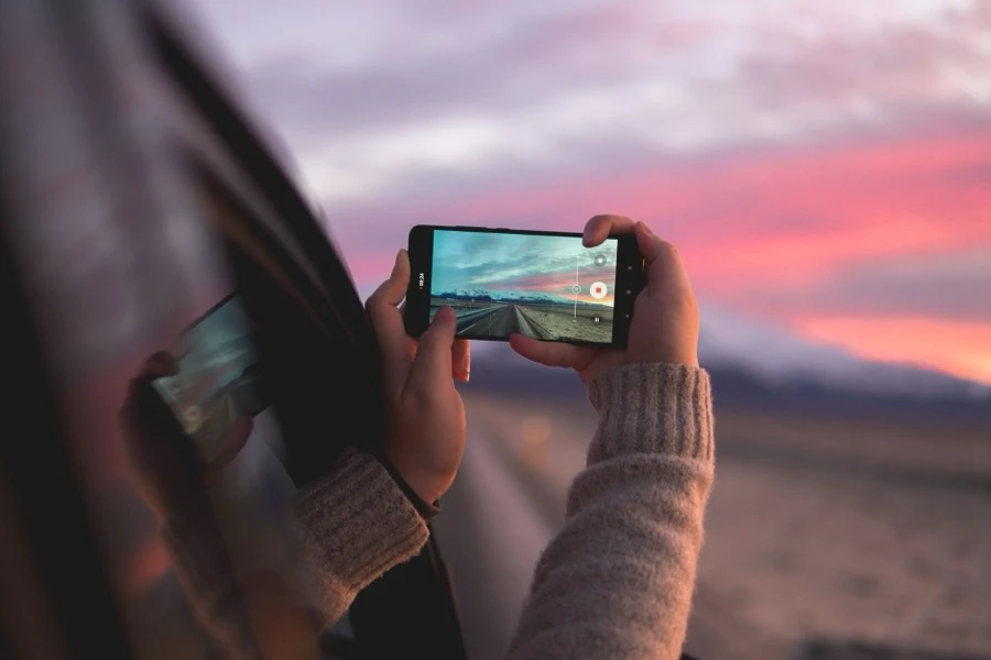 スマートフォンで車の写真と車検証情報を送っている様子