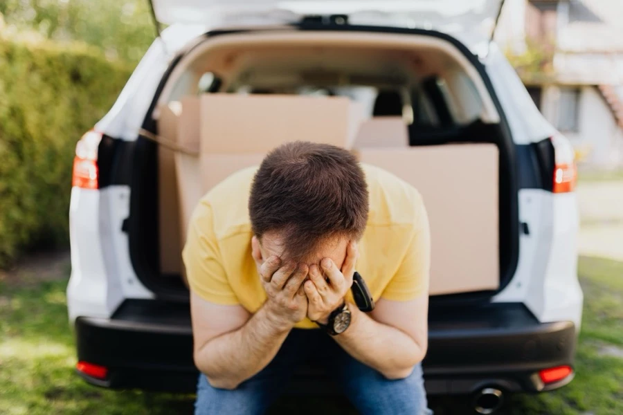 査定前に荷室の大きな荷物を降ろしている様子