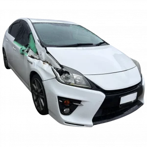 フロント周辺に破損があるホワイトのトヨタ プリウス G's 買取車両の透過アイキャッチ画像