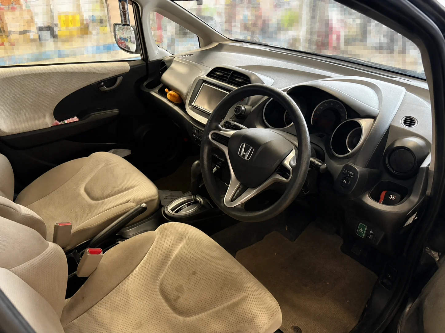 ホンダ フィットの運転席と前席内装