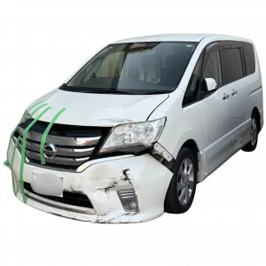 フロント破損があるホワイトの日産セレナ 下取り車両